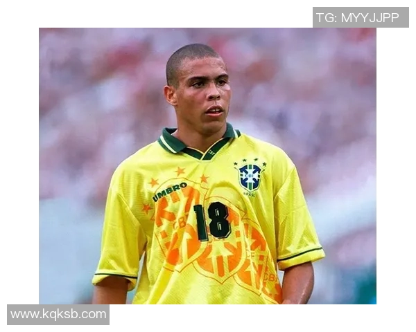 天下足球十大球星组合解析：历史最佳阵容的传奇对决与辉煌时刻