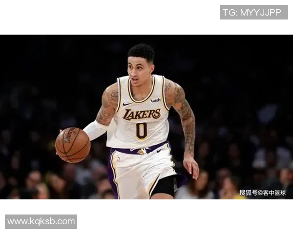 南美足球巨星深夜泡吧轰动全城引发球迷热议与媒体持续关注